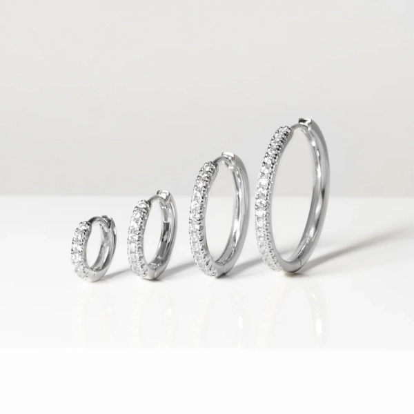 Ellera Medio Örhängen i silver med gnistrande Cubic Zirconia-stenar från Sif Jakobs Ellera-kollektion.