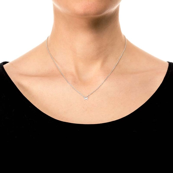 Petite Papillion Kort Halsband - Carolina Gynning Halsband - Snabb frakt & paketinslagning - Nordicspectra.se