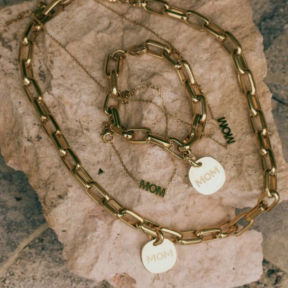 Armband i 14K guldplätering med kraftig kedja och avtagbar rund berlock med texten MOM