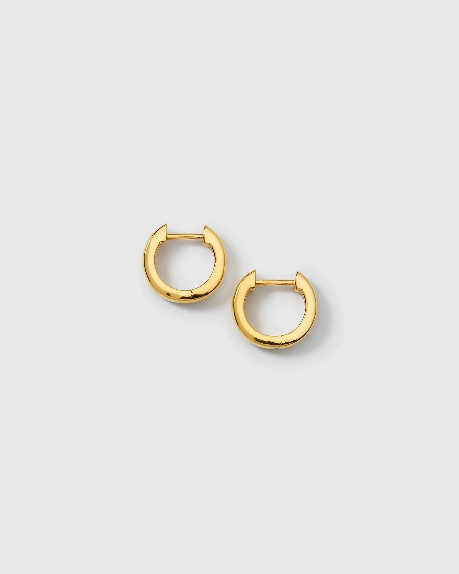 18-karätig vergoldete Ohrringe mit glänzender Oberfläche und minimalistischem Design.