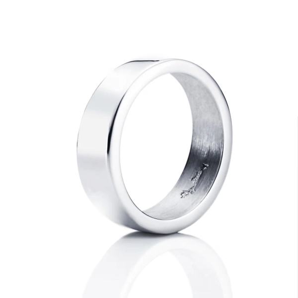 Irregular Ring Platinum från Efva Attling i platina med mjukt böljande form