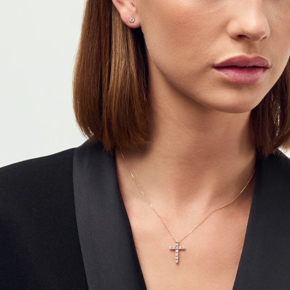 ett elegant korshalsband från Sif Jakobs. Perfekt som gåva.