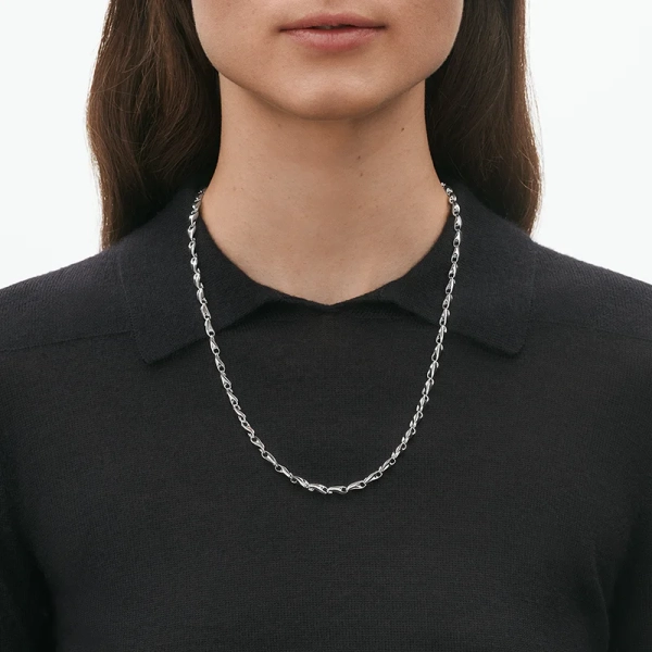 SS25_ECOM_ON-MODEL_REFLECT_SLIM_NECKLACE_20001094_Close-ups