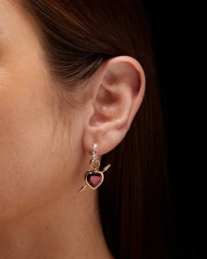 Rebel Love Earring i 18K guldpläterat silver med klar kvarts och röd granat