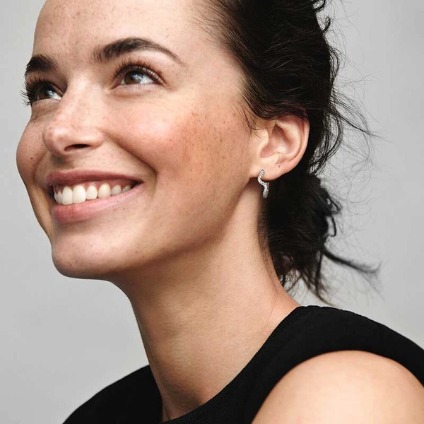 Sparkling Wave Hoop Earrings - PANDORA - Suuri valikoima & ilmainen lahjapaketointi - Nordicspectra.fi