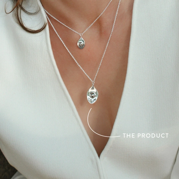 Elm Necklace från Drakenberg Sjölin i silver med droppformat hänge och rund detalj