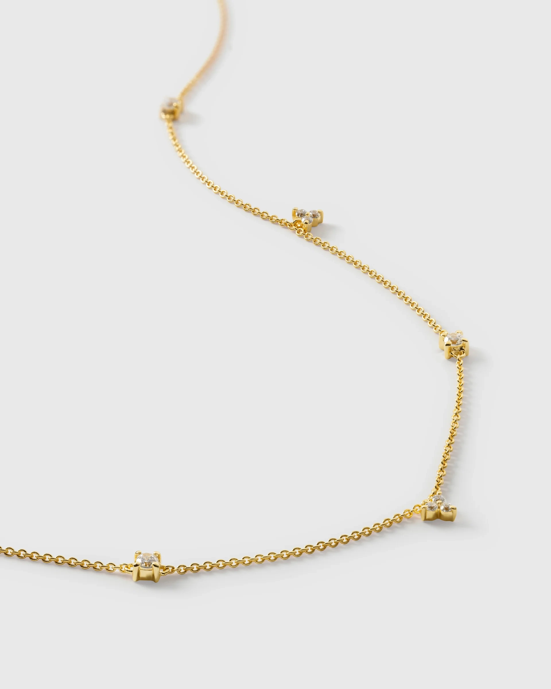 Celestia Necklace Gold – handgjort halsband i 18K guldpläterat silver med gnistrande kubiska zirkoner