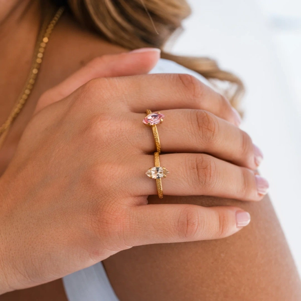 Guldfärgad Petite Navette-ring från Caroline Svedbom med en ljus silkesfärgad kristall i elegant design.