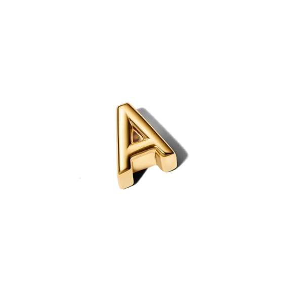 Elegant bokstavssmycke i 14 karat guldpläterad metall från Pandora Moments. Skapa en stilfull aura med detta Pandora A berlock och uttryck din individualitet på ett diskret och sofistikerat sätt.