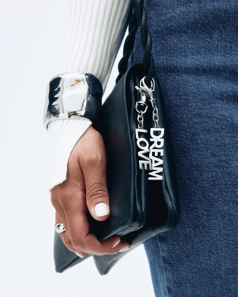 perfekt för att ge din väska en stilfull och personlig touch.