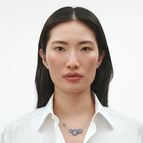 SS25_ECOM_ON-MODEL_DAISY_FLOWER_NECKLACE_20001739