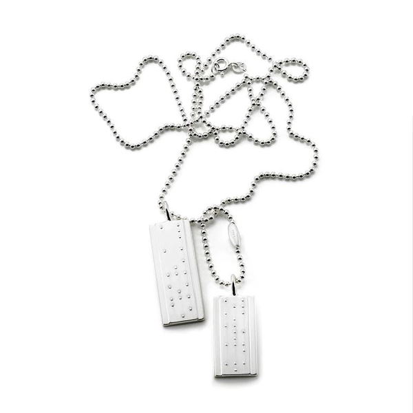 Make Love Not War Tags - Efva Attling halsband - Snabb frakt & paketinslagning - Nordicspectra.se