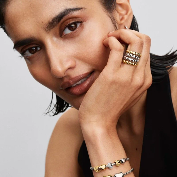 Mini Yin & Yang Glittrande Berlock Guld från Pandora Moments. Tillverkad i 14 karat guld med skimrande diamanter och polerade prickar. Symbol för harmoni och enhet.