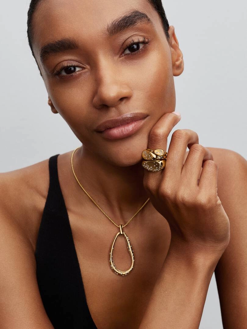 pläterad med 14K guld och infattad med tio gnistrande cubic zirconia.