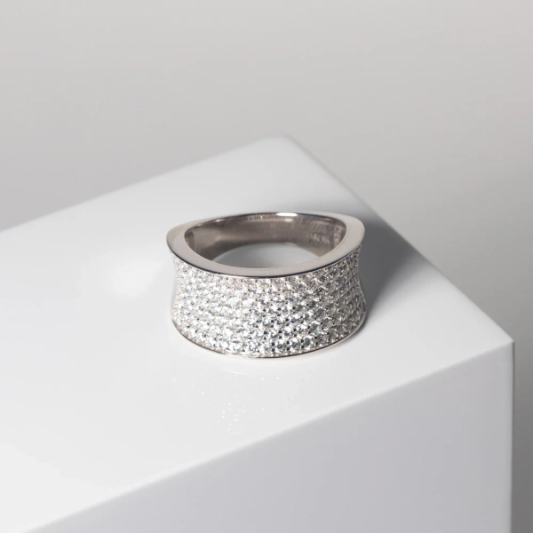 Felline Concavo Ring i silver med gnistrande cubic zirconia-stenar från Sif Jakobs