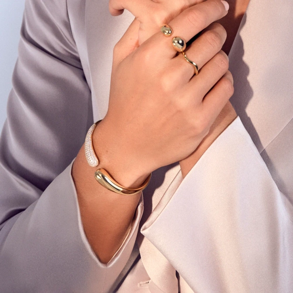 ett elegant armband i 18K guldpläterat silver med gnistrande cubic zirconia-stenar.