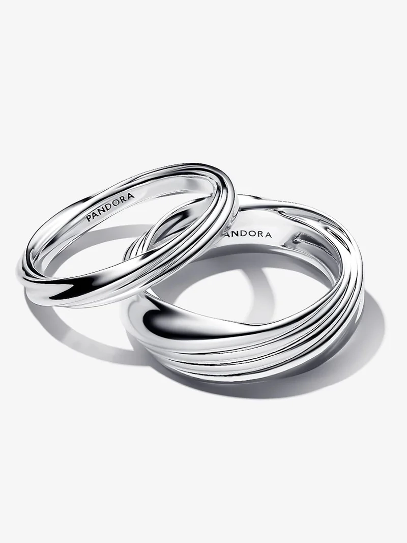Elegant tvinnad dubbelring från Pandora Essence kollektionen i vackert sterlingsilver. Perfekt att stapla eller bära ensam för en trendig och stilfull look.