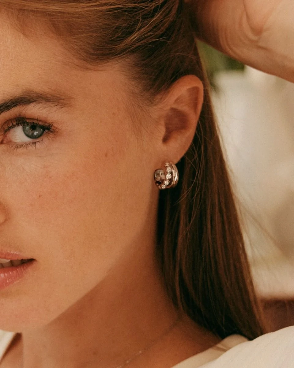 en slät och en med gnistrande stenar