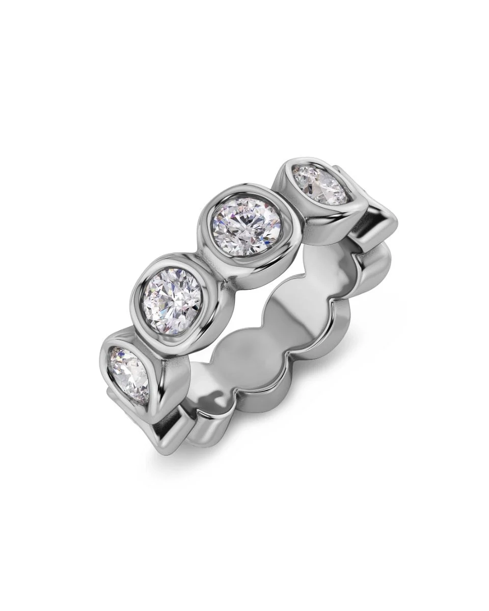 Ring i blankt rostfritt stål med gnistrande stenar runt hela skenan och mjukt rundad insida