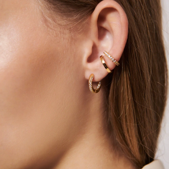 eleganta små örhängen i 18K guldpläterat silver med gnistrande cubic zirconia.