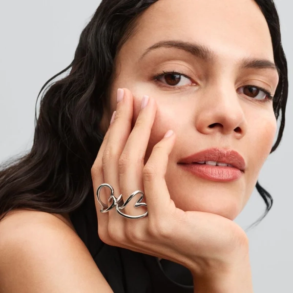 Organiskt formad hjärtring i silver med unikt öppet hjärta. Bredd 20