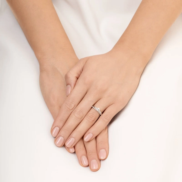 High On Love & Stars Ring i 18K vitguld med en större briljantslipad diamant och mindre pavédiamanter längs den smala skenan