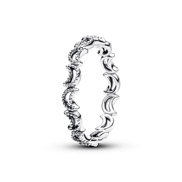 En vacker ring från Pandora med en halvmåne i sterlingsilver smyckad med pärlor som bildar en förtrollande rad av sammanlänkade månar.