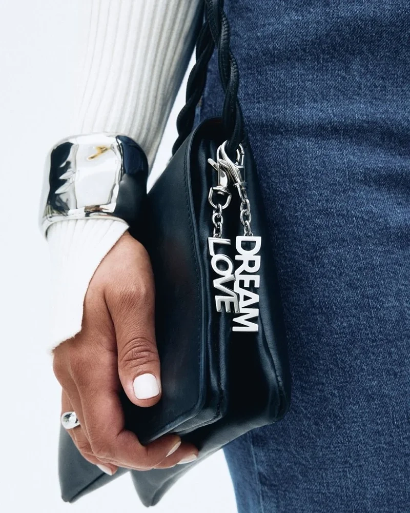 hjärtformad accessoar med elegant design