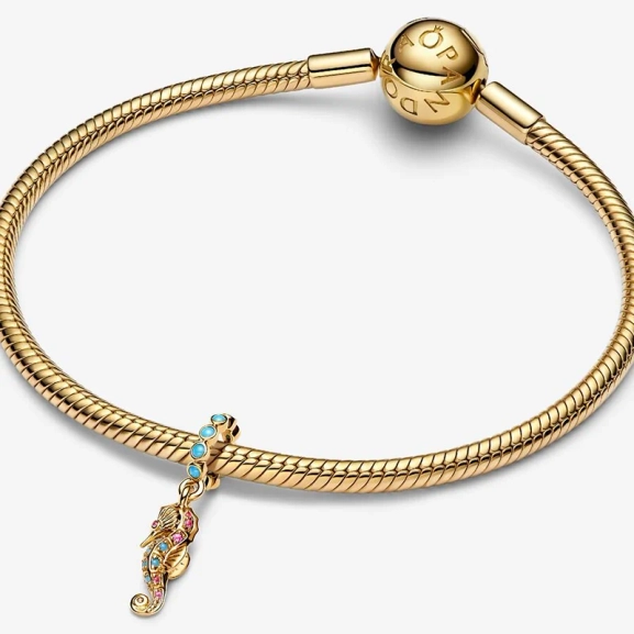 blå och rosa ädelstenar för elegans. En perfekt komplettering till din smyckessamling.