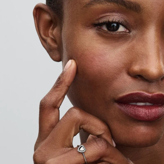 Elegant haloring med strålande hjärta omringat av gnistrande stenar i sterlingsilver från Pandora Timeless kollektionen.