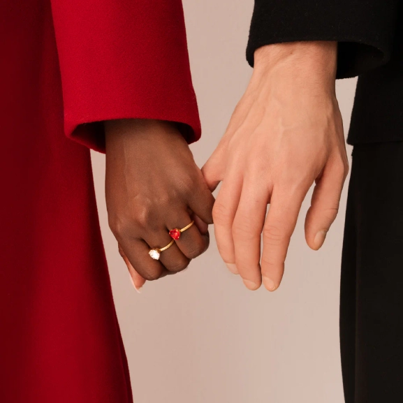 syvänpunainen Swarovski-kristalli. Elegantti ja romanttinen muotoilu.