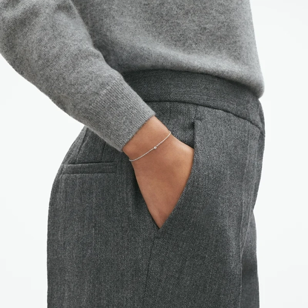 AW25_ECOM_ON_MODEL_SIGNATURE_DIAMONDS_BRACELET_20001352_1x1