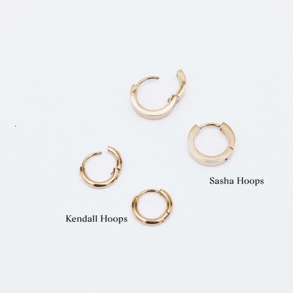 Sasha hoops i blankt rostfritt stål med bredare skena och dold gänga