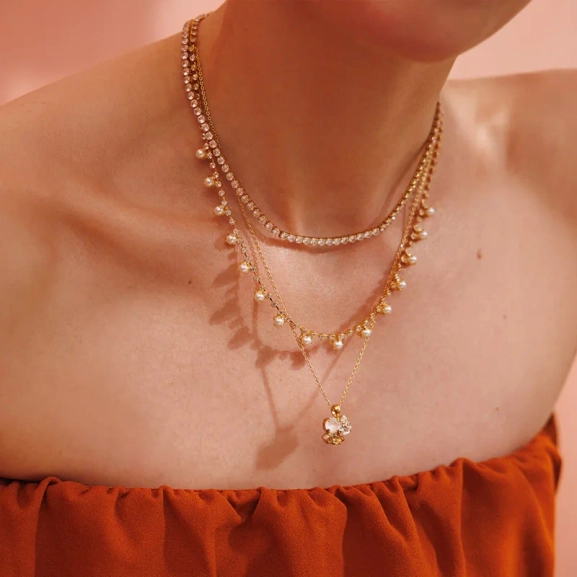 Lily Necklace Gold Pearl - Caroline Svedbom - Snabb frakt & paketinslagning - Nordic Spectra
