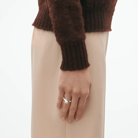 SS25_ECOM_ON-MODEL_MERCY_LARGE_RING_20000083