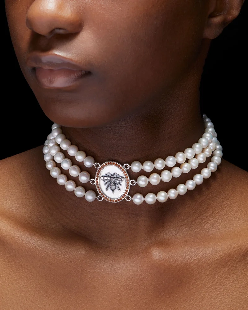 Bee Three Strand Pearl Necklace - Maria Nilsdotter - 1-2 dagars leverans - Nordic Spectra