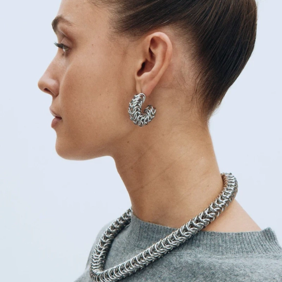 elegant och dramatiskt runt halsen. Artikelnummer 129701.