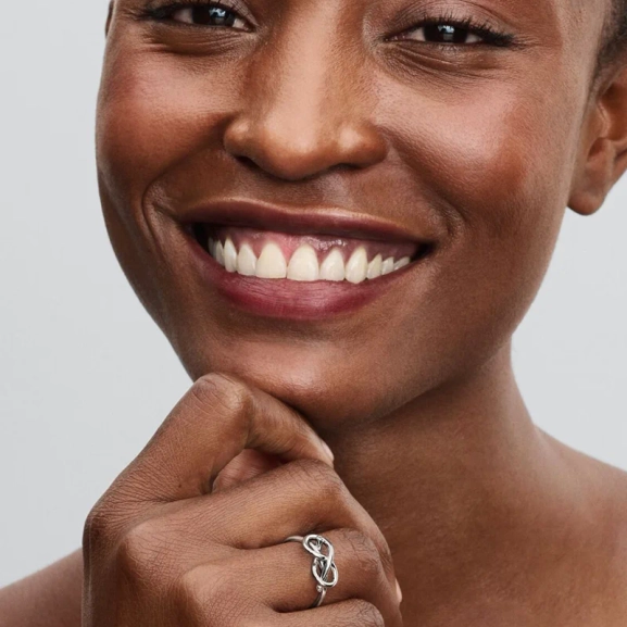 Evighetsknut Ring från Pandora i sterlingsilver med gnistrande stenar. Symbol för evig kärlek och harmoni