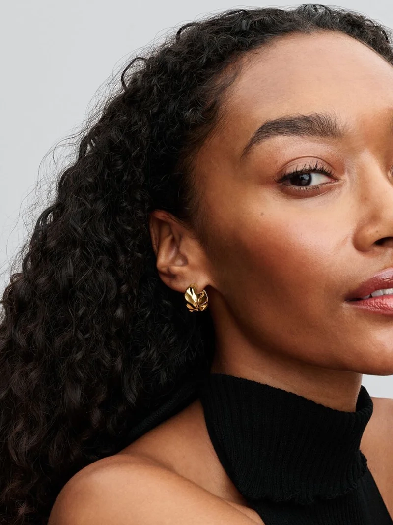 Räfflade hoops i guld från Pandora Essence kollektionen. Tillverkade i metall med 14K guldplätering. Enkla men djärva örhängen för en sofistikerad och lyxig stil.