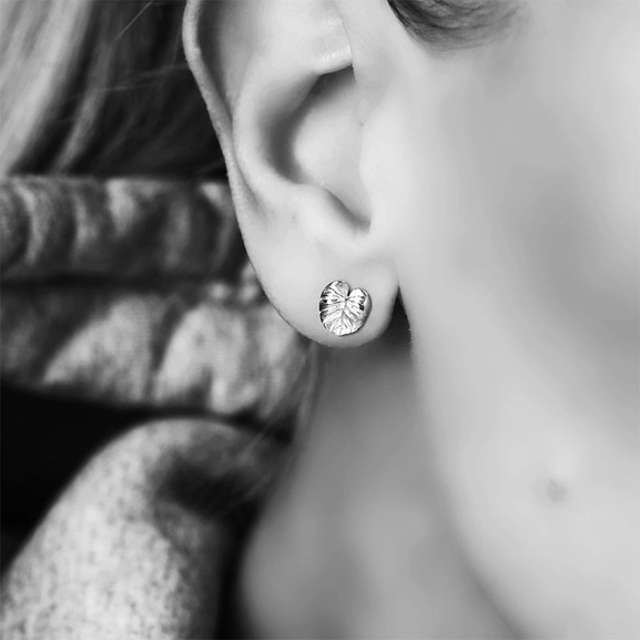 Mini Palm Leaf Earrings Silver - Emma Israelsson - Suuri valikoima & ilmainen lahjapaketointi - Nordicspectra.fi