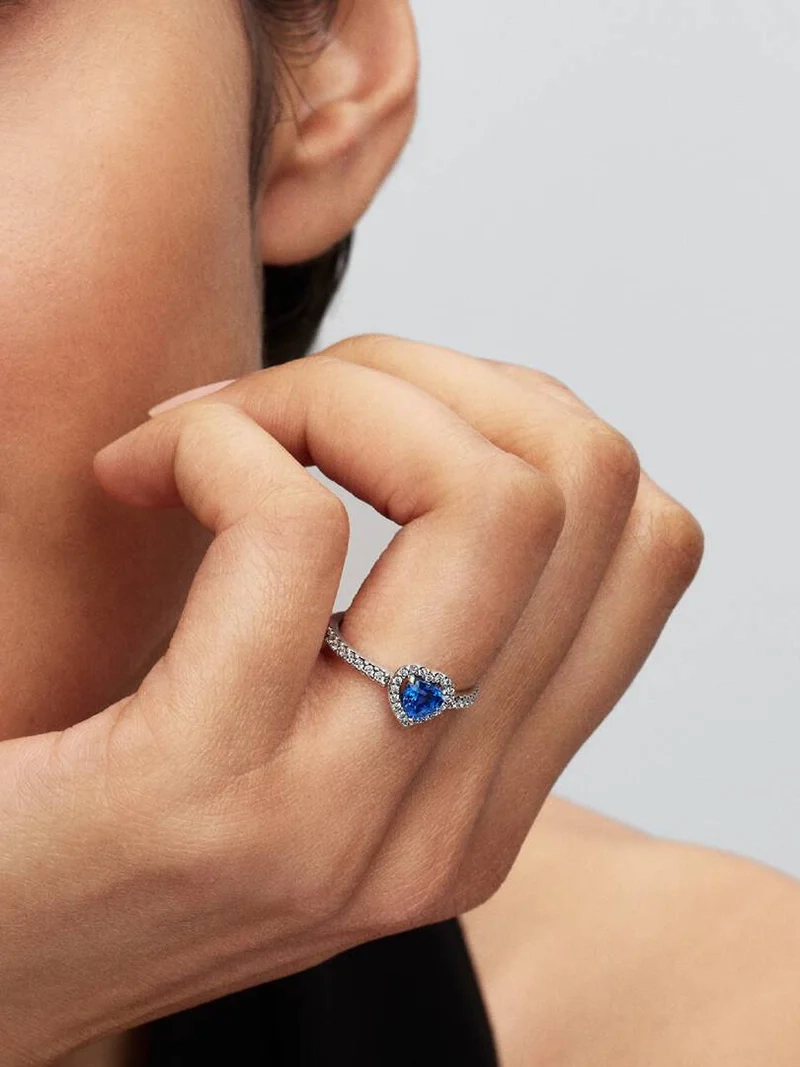 Upphöjda Hjärtan Blå Ring från Pandora i silver med blå hjärtkristall och pavéinfattade stenar