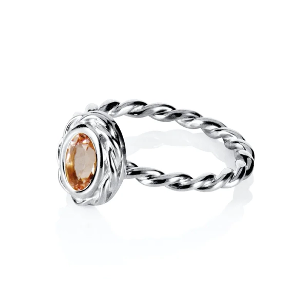 virad infattning. Wrapped Colour Ring - Morganite White Gold av Efva Attling.