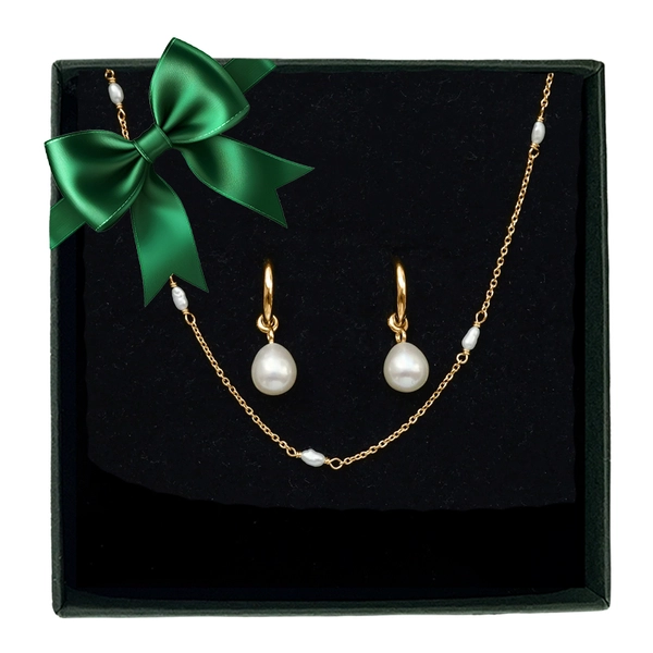 Set med pärlhalsband och matchande örhängen i guldpläterat silver med odlade sötvattenspärlor.