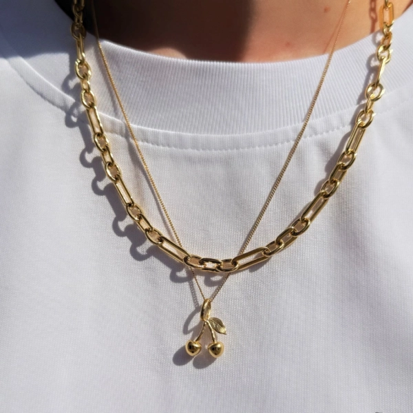 Cherries Love Necklace Gold från Emma Israelsson