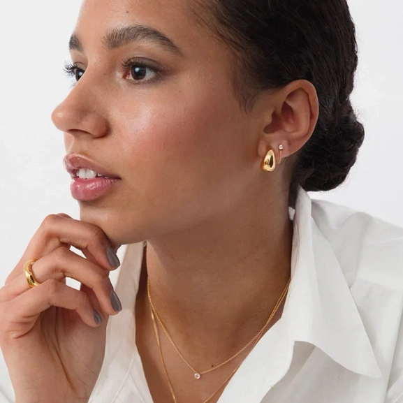 Bolded Little Sis Earrings Gold - Syster P - Snabb leverans & Gratis paketinslagning - Nordic Spectra