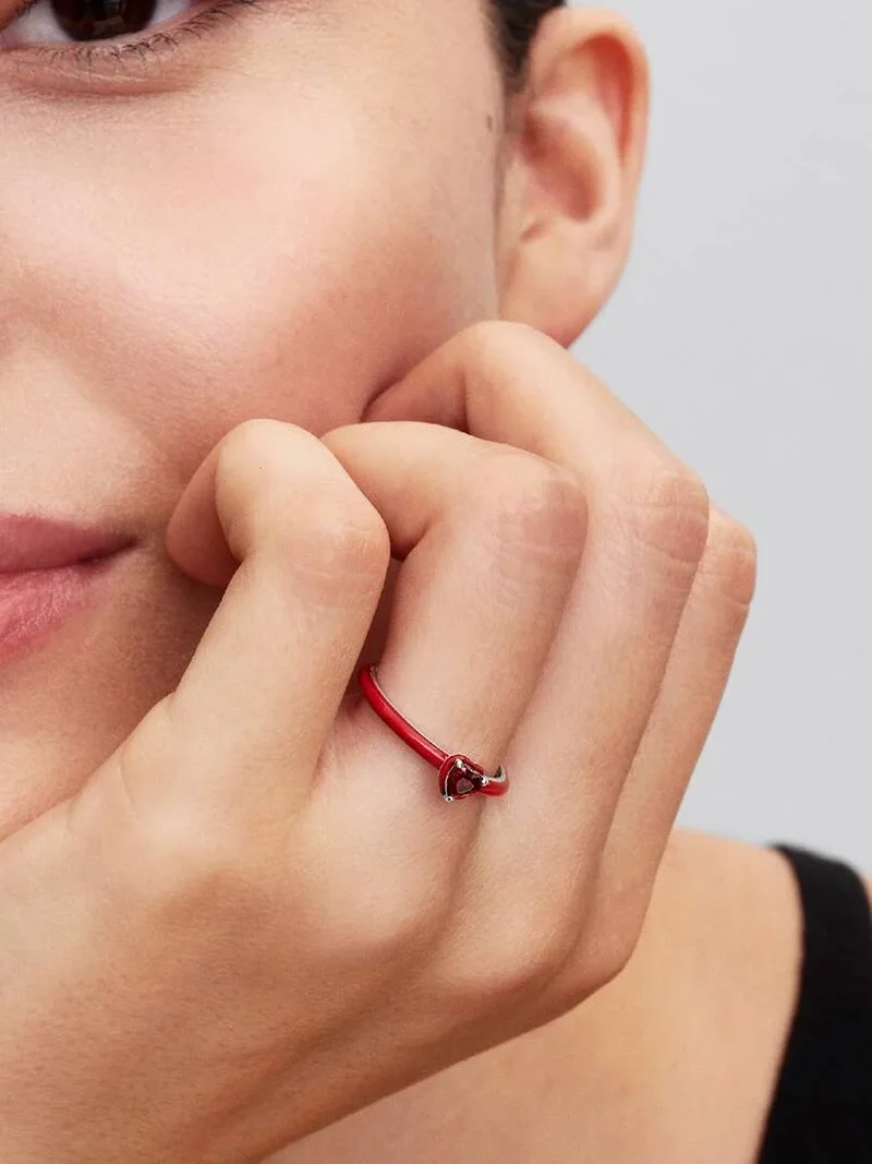 jossa on punainen sydämenmuotoinen kivi sterlinghopeasta