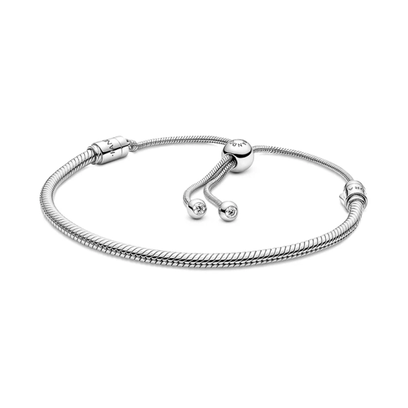 Pandora Moments Sliding Ormkedjearmband i sterlingsilver med gnistrande cubic zirconia-stenar och justerbart lås.