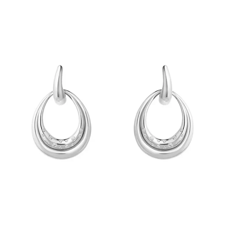 Offspring Dubbla Örhängen Mellan i silver med sammanlänkade former och briljantslipade diamanter från Georg Jensen.