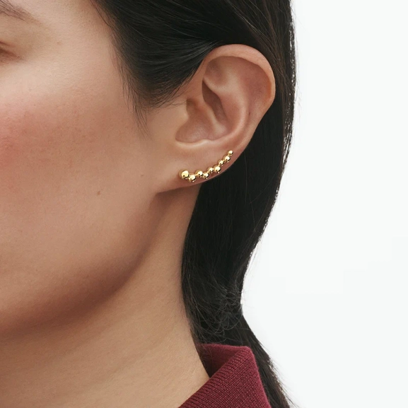 SS25_ECOM_ON-MODEL_MOONLIGHT GRAPES_EAR_CUFF_20001595_Close-ups