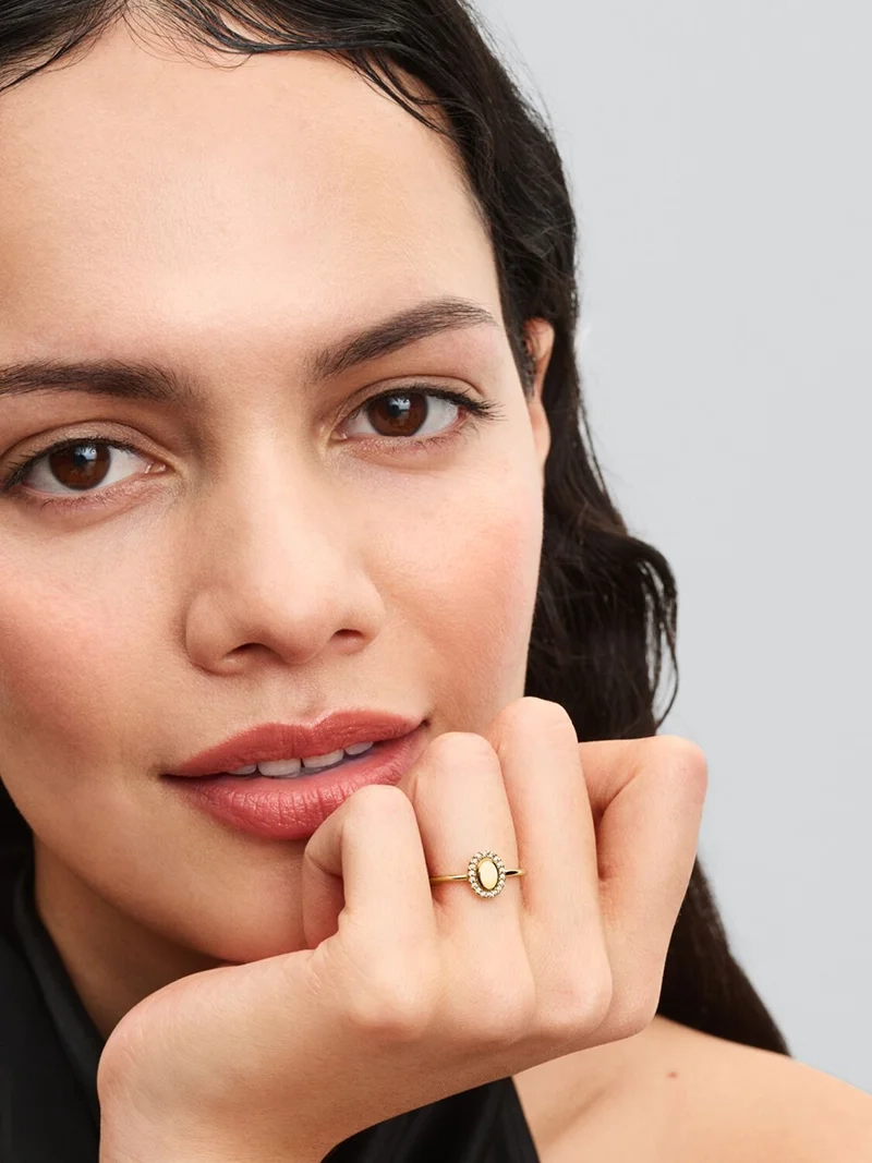 Oval Halo Ring Guld från Pandora Timeless med ädelsten i mitten och gnistrande stenar runtom. Ge din stil en personlig prägel med denna exklusiva ring.